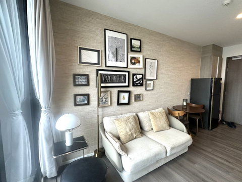 For rent Whizdom Essence พร้อมเฟอร์และเครื่องใช้ไฟฟ้า ชั้นสูง ขนาด 33.84 sq.m. 1 bedroom @20,000 Baht
