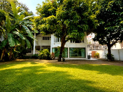 เช่าบ้านเดี่ยว ถนนเพชรบุรี กรุงเทพฯ : WS7751 🏫ให้เช่า Rare Garden House ใกล้ BTS เพลินจิต 💰เพียง 130,000 บาท/เดือน