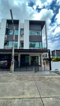 ให้เช่าทาวน์โฮม 3 ชั้น สไตล์โมเดิร์น แปลงมุม ใกล้โรงเรียนนานาชาติ หางดง เชียงใหม่ (EN below)