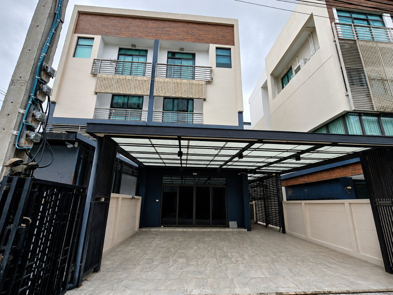 Home office for rent : Home Office for Rent | District Ekkamai – Ramintra Modern Luxury Built-in | 3.5 Storeys | Prime Expressway Location | Ideal for Office or Business