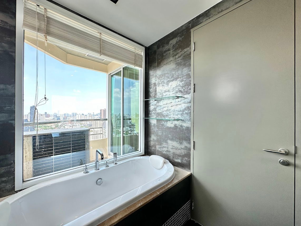 รูป Ideal 24 | Expansive 4 Bedroom Luxury Condo in Phrom Phong - BR11809CD - รูปที่ 26/57