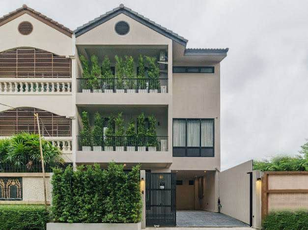 รูป Townhouse in Sukhumvit 71 4 bedrooms, for sale - รูปที่ 2/10