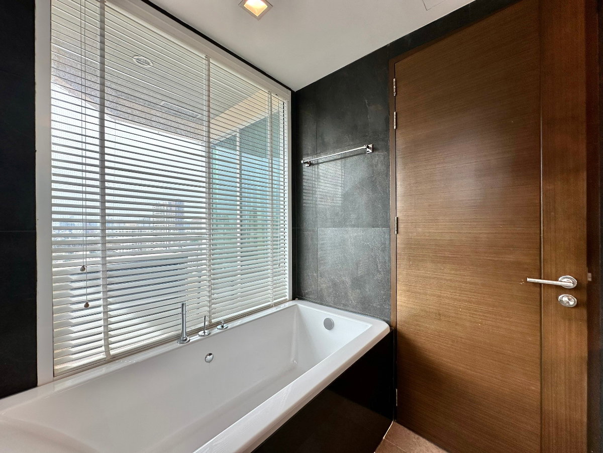 รูป Ideal 24 | Elegant 4 Bed Luxury Condo in Phrom Phong Area - BR14992CD - รูปที่ 30/52