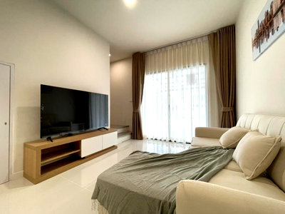 เช่าทาวน์โฮม เมกะ บางนา : 🏡✨ ให้เช่าทาวน์โฮม 2 ชั้น — Altitude Kraf บางนา บ้านแต่งสวยครบ พร้อมอยู่ วิวบึง + หน้าสวนส่วนตัว 🌿
