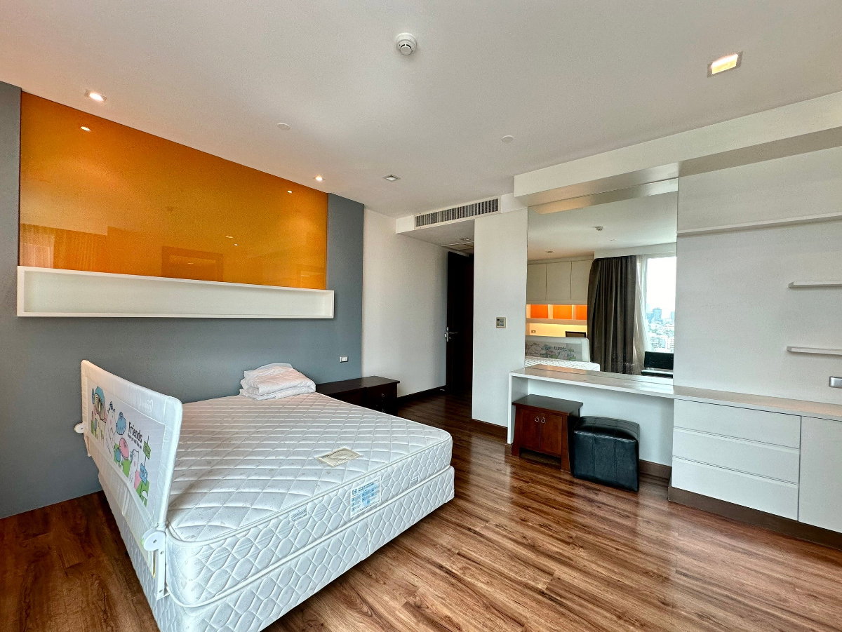 รูป Ideal 24 | Elegant 4 Bed Luxury Condo in Phrom Phong Area - BR14992CD - รูปที่ 27/52