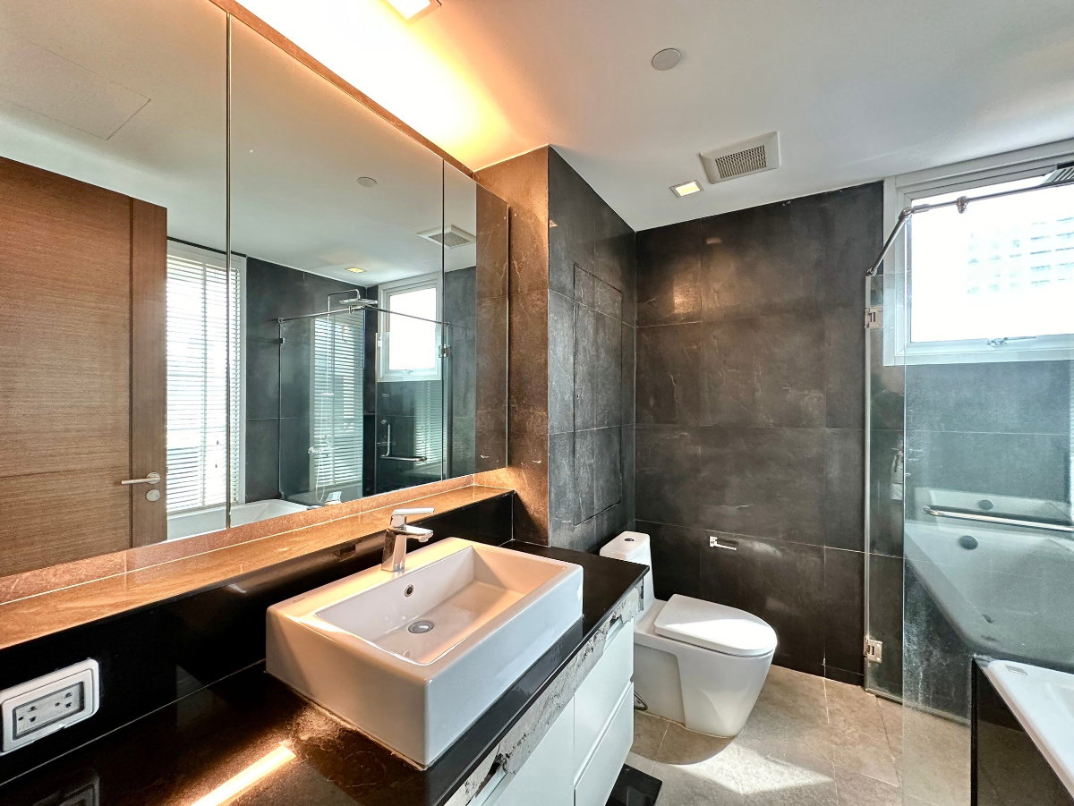 รูป Ideal 24 | Elegant 4 Bed Luxury Condo in Phrom Phong Area - BR14992CD - รูปที่ 29/52