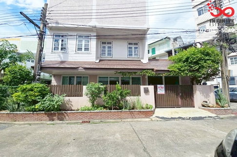 ขายทาวน์เฮาส์ 2 ชั้น 27 ตรว. ถนนนวมินทร์ หมู่บ้านปรีชา 2 นวมินทร์ 65 หลังมุม ใกล้ MRT บางกะปิ