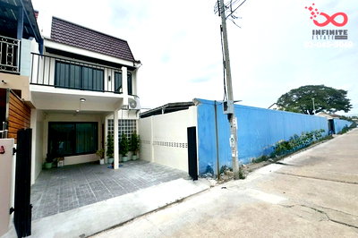 ทาวน์โฮม วิทยาลัยพณิชยการบางนา : ขายทาวน์เฮ้าส์ 2 ชั้น 22 ตรว. รีโนเวทใหม่ ซอยอ่อนนุช 40 สุขุมวิท 77 ใกล้ BTS  