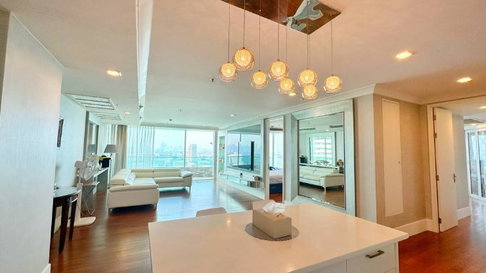 Rare Luxury Condo ริมเจ้าพระยา “วิวโค้งน้ำ 180°”  My Resort @ River จรัญสนิทวงศ์ 72
ห้องใหญ่ 161.45 ตร.ม. ชั้น 20  ราคาเพียง 18,000,000 บาท