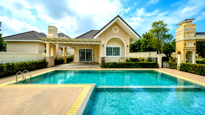 บ้านเดี่ยวให้เช่า : บ้านเดี่ยวชั้นเดียว 2 นอน ใกล้โรบินสัน บ้านฉาง 900 ม.พร้อมแอร์ 2 น้ำ สไตล์ทัสคานี ทำเลบ้านฉาง ติดถนนสุขุมวิท และสิ่งอำนวยความสะดวกครบครัน