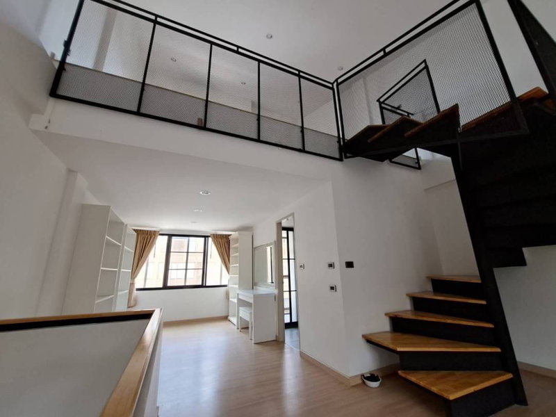ทาวน์โฮมให้เช่า : ให้เช่าบ้านใหม่ทั้งหลัง 3 ชั้น ครึ่งสไตล์ Loft Modern เพดานสูง พร้อมเฟอร์ 3 นอน 3 น้ำ บนถนนแจ้งวัฒนะ ใกล้รร. นานาชาติ
