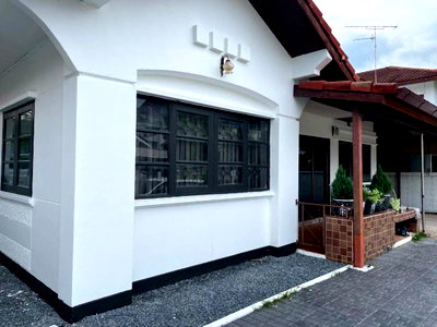Houses for sale ม.วงษ์ชวลิตกุล : Prime location house for sale in Korat, Thep Thani Village. Selling price: only 1.8 million baht.