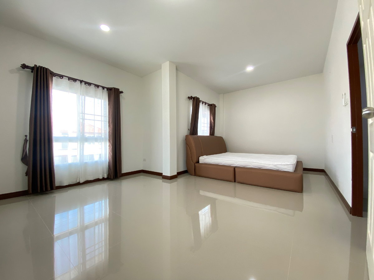 รูป บ้านแฝด ใกล้ นิคมอมตะซิตี้ เมืองชลบุรี - รูปที่ 9/17