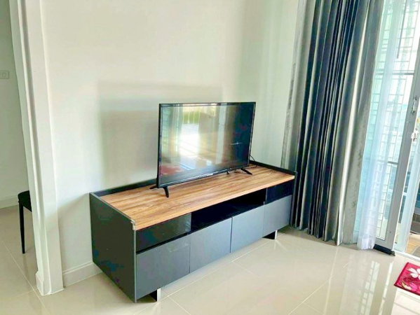 รูป บ้านเดี่ยวชั้นเดียว 2 นอน ใกล้โรบินสัน บ้านฉาง 900 ม.พร้อมแอร์ 2 น้ำ สไตล์ทัสคานี ทำเลบ้านฉาง ติดถนนสุขุมวิท และสิ่งอำนวยความสะดวกครบครัน - รูปที่ 4/8