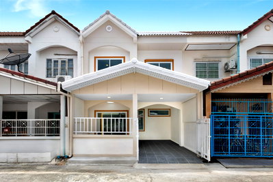ทาวน์โฮม บางบัวทอง นนทบุรี : ทาวน์โฮม 2 ชั้น รีโนเวทใหม่ หมู่บ้านบัวทองธานีพาร์ค 17 บางบัวทอง ต่อเติมครบ ทำเลดีติดถนนใหญ่ อยู่ตรงข้ามตลาดสมบัติบุรี พร้อมอยู่