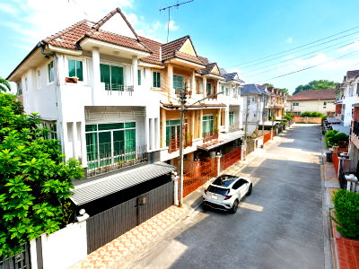 เช่าทาวน์โฮม นนทบุรี : โรบินสันไลฟ์สไตล์ ศรีสมาน 900 ม. ถ เลี่ยงเมืองปากเกร็ด ซ25-31 ให้เช่าทาวน์โฮม3ชั้น3นอน3น้ำ ทางด่วนศรีสมาน1กม แจ้งวัฒนะ 3 กม 23ตร.ว.160ตร.ม.