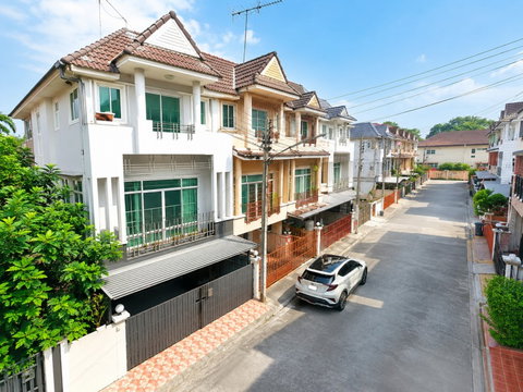 โรบินสันไลฟ์สไตล์ ศรีสมาน 900 ม. ถ เลี่ยงเมืองปากเกร็ด ซ25-31 ให้เช่าทาวน์โฮม3ชั้น3นอน3น้ำ ทางด่วนศรีสมาน1กม แจ้งวัฒนะ 3 กม 23ตร.ว.160ตร.ม.