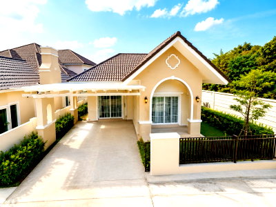 บ้านเดี่ยวให้เช่า : ใกล้โรบินสัน บ้านฉาง 900 ม.พร้อมแอร์ บ้านเดี่ยวชั้นเดียว 2 นอน 2 น้ำ สไตล์ทัสคานี ทำเลบ้านฉาง ติดถนนสุขุมวิท และสิ่งอำนวยความสะดวกครบครัน