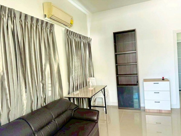 รูป บ้านเดี่ยวชั้นเดียว 2 นอน ใกล้โรบินสัน บ้านฉาง 900 ม.พร้อมแอร์ 2 น้ำ สไตล์ทัสคานี ทำเลบ้านฉาง ติดถนนสุขุมวิท และสิ่งอำนวยความสะดวกครบครัน - รูปที่ 5/8
