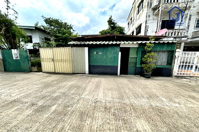 ที่ดิน วิทยาลัยศิลปหัตถกรรมกรุงเทพ : ที่ดินพร้อมสิ่งปลูกสร้าง 50 ตารางวา ซอยลาดพร้าว 63 แยก 3 ใกล้รถไฟฟ้าสายสีเหลือง (สถานีโชคชัย 4)