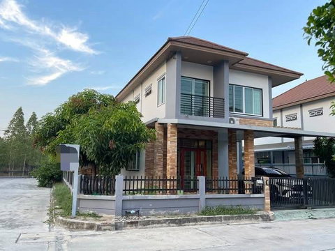 Single house for sale in Bang Saen, Arinsiri Sport Village. Convenient transportation.