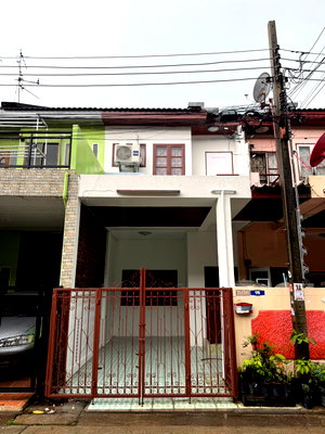 Townhouses for rent วิทยาลัยดุสิตธานี : Newly renovated 2-story townhouse for rent, Ramkhamhaeng 2 area. Affordable price, ready to move in. 2 bedrooms, 2 bathrooms, with air conditioning.