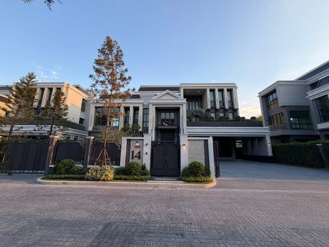 Connoisseur  บ้านหรูพัฒนาการ อยู่ต้นซอยพัฒนาการ32 แต่งครบ หลังสุดท้าย สนใจต่อรองราคาได้ค่ะ