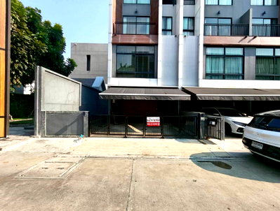 ทาวน์โฮม ดองกิ มอลล์ ทองหล่อ   : Call : 095-843-8493 โครงการ Arden Phatthanakan ทาวน์โฮมแปลงมุม 3.5 ชั้น หน้ากว้าง 5 เมตร 20 ตร.วา 3 ห้องนอน 4 ห้องน้ำ ใกล้โลตัสพัฒนาการ