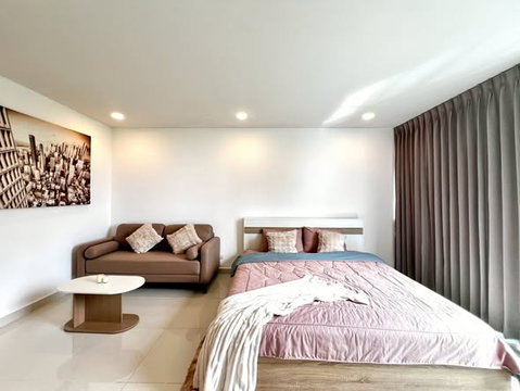 🔥 Hot Sale! Beautiful Studio Room at Club Royal Condominium. High floor with stunning pool and sea views, available under Foreign Quota.