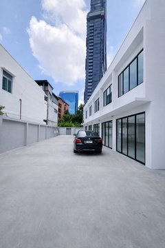 Showrooms 6คูหา โรงเรียนกรุงเทพคริสเตียน เกือบครึ่งไร่ 160ตร.วา  BTSสุรศักดิ์ 199ม. 4นอน  4น้ำ จอดรถ8คัน  เดอะ แบงค็อก สาทร