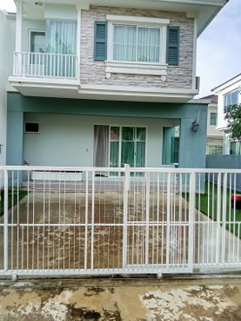 ขายด่วน! บ้านแฝด Villaggio รังสิต-คลองสอง 35.2 ตร.ว. หลังมุมหน้าทะเลสาบ ต่อเติมครบ บิวท์อินทั้งหลัง