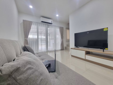 🏡 บ้านให้เช่า ทาวน์โฮม 2 ชั้น รีโนเวทใหม่ พร้อมเฟอร์นิเจอร์ใหม่ ตกแต่งครบ ในโครงการคุณภาพ ใกล้สนามบินเชียงใหม่ โซนแม่เหียะ ทำเลดี เดินทางสะดวก
