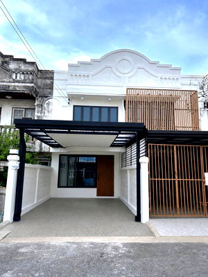 Townhouses for sale Bangkok : Newly renovated townhouses in the Bangna-Sukhumvit area, near Central Bangna.