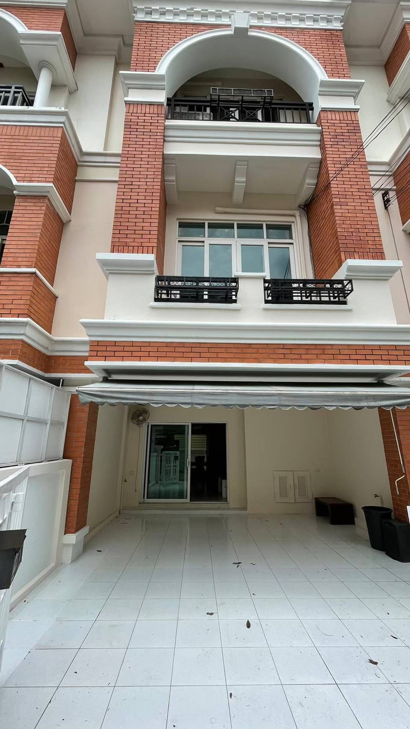 Townhouses for sale : Best price!!! in Sukhonthasawat. This is residence for children living near schools and universities.