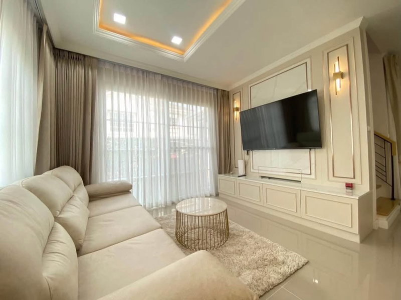 Twin houses for rent : Corner twin house for rent, near Samrong BTS station.
