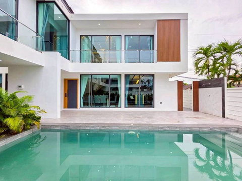 Newly built detached house with spacious living area, Areeya Village Pattaya.