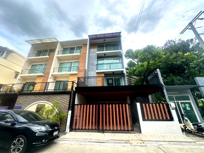 ทาวน์โฮม คริสตัล ดีไซน์ เซ็นเตอร์ : 🏠ทาวน์โฮมหรู 4 ชั้น พร้อมระเบียงสวนชั้น 2 เดินได้รอบบ้าน 3 ด้าน  Rare Unit ปรัชญาโฮมทาวน์ @ลาดพร้าว 71  