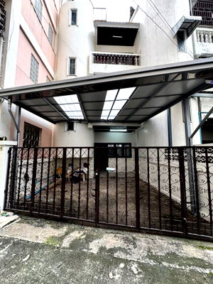 Townhouses for rent Ratchaprarop Road : A 4-story shophouse for rent! Golden area of Pratunam-Phetchaburi 15 alley
