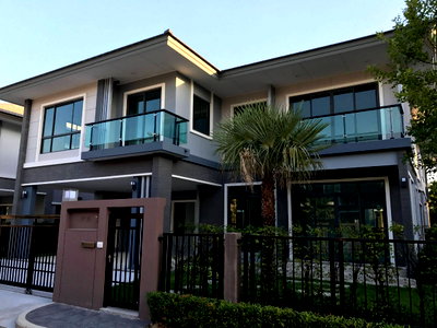 บ้านเดี่ยวให้เช่า : ให้เช่าบ้านเดี่ยว Modern Designer House พร้อมสวนส่วนตัว The Palm พัฒนาการ 38 ใกล้ทองหล่อ–เอกมัย