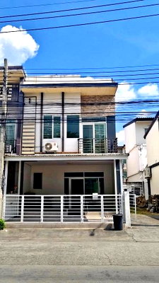 Townhouses for rent Bangkok : Ramkhamhaeng-Rat Phatthana Townhouse for rent, 2 floors, 4 bedrooms, 3 bathrooms. Near Golden Place Ramkhamhaeng, 650 meters, size 20 sq m, 110 sq m,