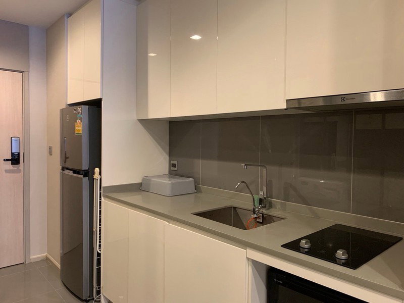 picture A045704 M Thonglor 10 - 4/5