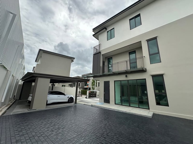 Houses for sale : 🏡✨ Luxury 3-Storey Corner House for Sale AQ Arbor Suan Luang Rama 9 – Pattanakarn