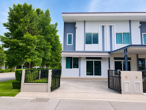 2-story corner townhouse, Sanam Luang 2, Assumption Thonburi, 2.2 km., near World Market 350 m., fully furnished. Washing machine Petchkasem Thawi