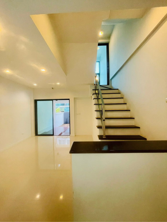รูป พร้อมปล่อย..  🎉🎊 townhome  3 ชั้น ครึ่ง  👉 ขาย 2.2 ล. ✅   ราคาประเมิ 2.7 ล. เอาส่วนต่าง 5 แสน  - รูปที่ 5/12