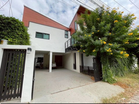 บ้านหลังใหญ่มหิดล ทำเลดีมาก🏠💘  บ้านอยู่ตรงข้ามโครงการ mahidol backyard เดินทางสะดวก  T. 063-6649056