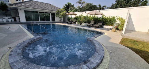 4 Bedrooms Pool Villa in East Pattaya For Rent