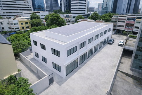 Showrooms 6 units, 4 bedrooms, 4 bathrooms, almost half a rai, 160 sq m, BTS Surasak, 199 m., Bangkok Christian School, parking for 8 cars, The