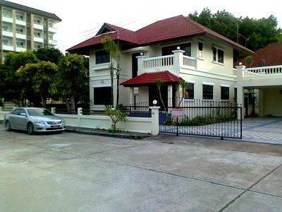 บ้านเดี่ยว รร.อัสสัมชัญระยอง : บ้านเดี่ยวสองชั้น ในหมู่บ้านวงศ์อมาตย์วิลล่า ต.เนินพระอ.เมือง จังหวัดระยอง 205 ตารางวา