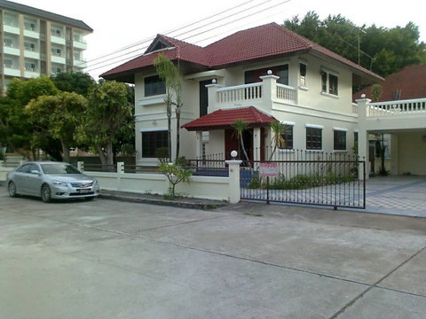 บ้านเดี่ยวสองชั้น ในหมู่บ้านวงศ์อมาตย์วิลล่า ต.เนินพระอ.เมือง จังหวัดระยอง 205 ตารางวา