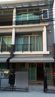รูปภาพ 3-story townhome for rent at Baan Klang Muang Rama 9-Ramkhamhaeng. Located in Soi Ramkhamhaeng 39 (Wat Thepleela), Bangkok.